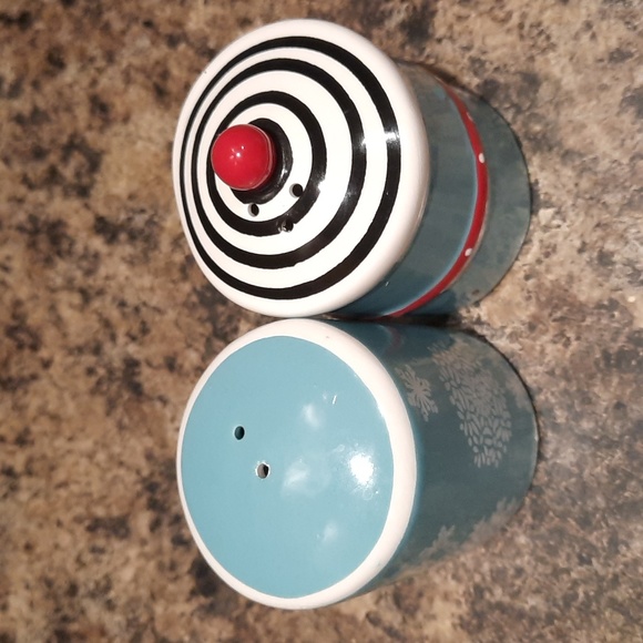 Salt & Pepper Shaker - Picture 2 of 6